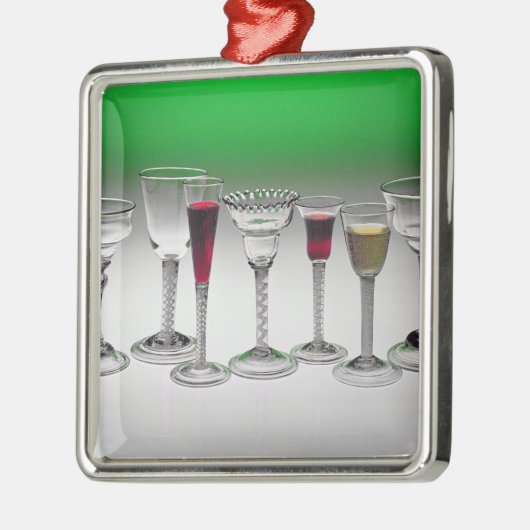 Collectie van wijnglazen met dragerstjes metalen ornament (Links)