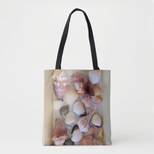 Collectie zeeschelpen op een canvas tas (Voorkant)