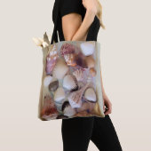 Collectie zeeschelpen op een canvas tas (Dichtbij)