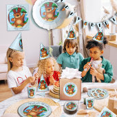 Beer in grasland verjaardag feesthoedjes