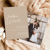 Minimalistisch beige Monogram Weddenschap Uitnodigingen Wikkel