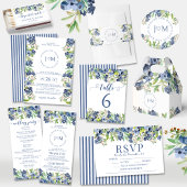 Blauwe bloemenbosbes monogram bruiloft uitnodiging