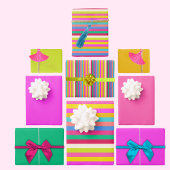 Heldere gestreepte kerstbomen op roze en groen inpakpapier vel