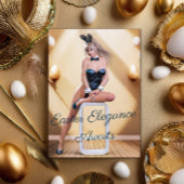 Paashaas meisje zittend op ronde rand kubus shot glas