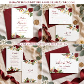Elegante Burgundyrood Gouden Monogram Script Bruil Uitnodigingen Wikkel