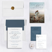 Script en elegante sereniteit bruiloft uitnodiging