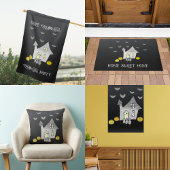 Halloween huis, zwarte katten, vleermuizen, pompoe teenslippers