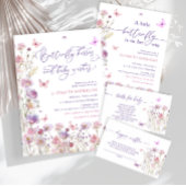 Een kleine vlinder is op de weg Roze Lila Kaart