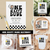 Een gelukkige kerel glimlach gezicht jongen eerste bedankdoosjes