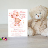 Roze teddybeer met verjaardagsuitnodiging voor bal