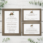 Landelijke bijtende monogramboom en bunkerbruiloft drieluik uitnodiging (Personaliseer de collectie van deze zelfstandige maker.)