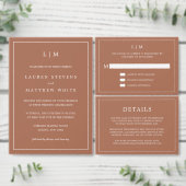 Eenvoudig terracotta monogram elegante bruiloft informatiekaartje (Personaliseer de collectie van deze zelfstandige maker.)