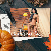 Jonge inheemse Amerikaan poserend bij houten wand Briefkaart