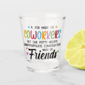 Collega Quote - Werk maakte ons collega's vrienden Shot Glas (Voorkant)
