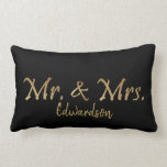 Collega's en Mrs Gold letters familienaam Wedding Kussen<br><div class="desc">Goudletters op zwarte achtergrond.
Geweldige trouwcadeau,  luxe gouden letters,  Mr en Mrs. script op zwarte kussen.
Voeg je eigen naam toe om je aan te passen.</div>