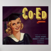  College Co-Ed Afstuderen Woman Poster (Voorkant)