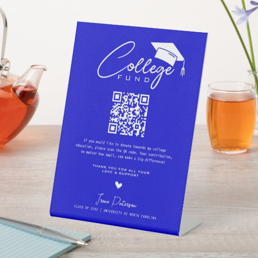 College Fund QR Code Medium Blue Afstuderen Modern Reclamebord Met Voetstuk (Insitu)