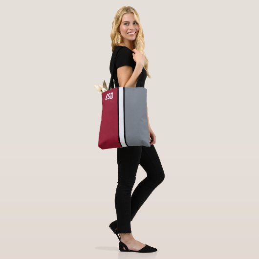 College Kleuren Crimson rood, grijs & wit monogram Tote Bag (Op model)