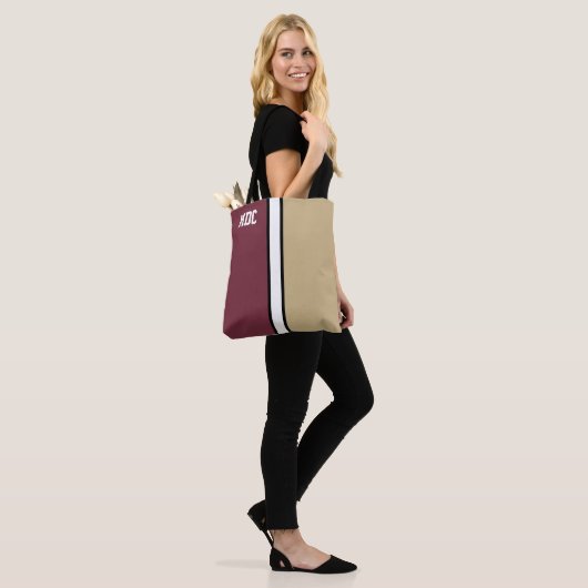 College Kleuren Granaat Rood & Goud Monogram Tote Bag (Op model)
