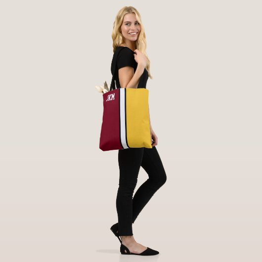 College Kleuren Maroon & Goud Monogram Tote Bag (Op model)