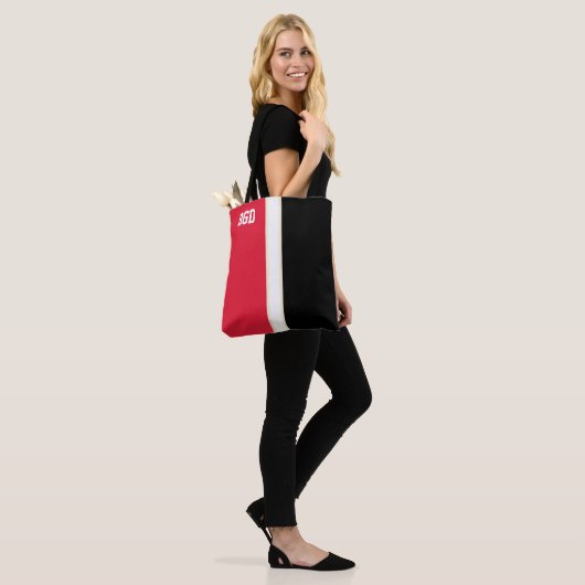 College Kleuren Rood, Zwart & Crème Monogram Tote Bag (Op model)