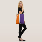 College Kleuren Sinaasappel & Paarse Monogram Tote Bag (Op model)