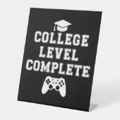 College Level Complete Afstuderen Gamer Gaming Reclamebord Met Voetstuk (Voorkant)