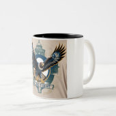 College T-shirt: Hawk Logo Tweekleurige Koffiemok (Voorkant rechts)