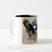 College T-shirt: Hawk Logo Tweekleurige Koffiemok (Voorkant links)