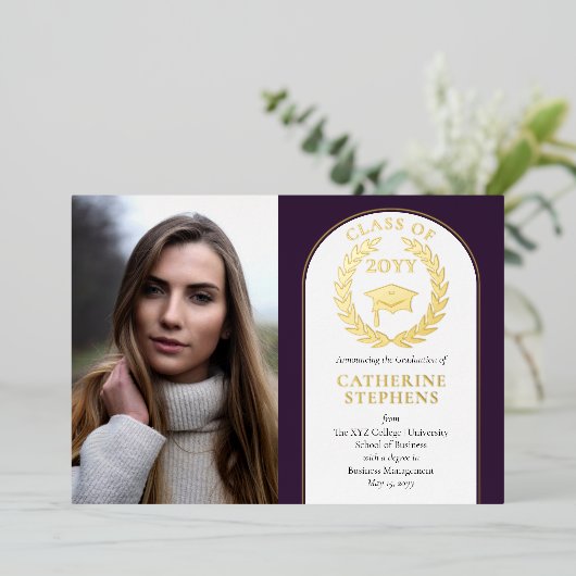 College | Universitaire foto Paars Gold Afstuderen Folie Uitnodiging (Staand Voorkant)