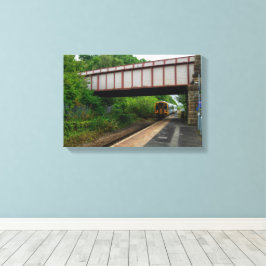 Colne Bound Trein die het Burnley Barracks Station Canvas Afdruk