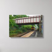 Colne Bound Trein die het Burnley Barracks Station Canvas Afdruk (Voorkant)