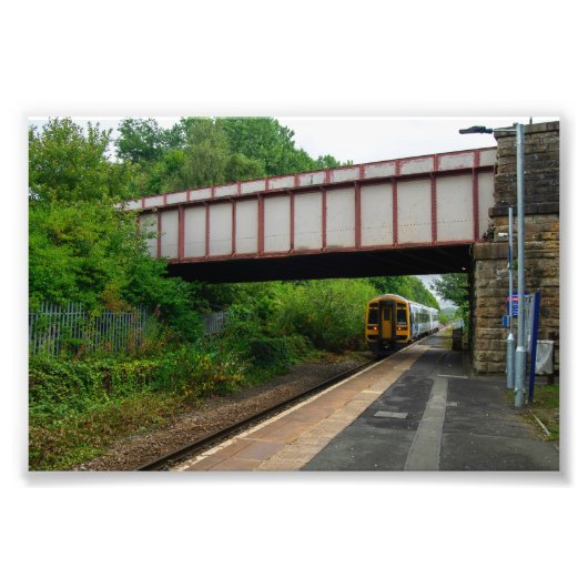 Colne Bound Trein die het Burnley Barracks Station Foto Afdruk (Voorkant)