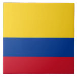 Colombiaanse Tegel Tegeltje<br><div class="desc">Vergroot uw ruimte met onze prachtige tegel met de vlag van Colombia! Deze premium keramische tegel toont trots het ontwerp van de Colombiaanse vlag, gekenmerkt door zijn driekleur van geel, blauw en rood. De gele streep staat op de bovenste helft van de vlag en symboliseert de rijkdom en rijkdommen van...</div>
