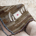 Colorado Home State Personalized Wood Kijk uit Deken<br><div class="desc">Show een beetje trots op de thuisstaat met deze schattige luxe houtplank met een deken die "thuis" is voorzien in een wit kalligrafiekschrift met een silhouetekaart van de staat Colorado die voor de letter "O." staat. Een roze hartillustratie in de staatskaart voltooit het ontwerp; u kunt de positie van het...</div>