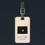 Colorado Map Wedding Bagagelabel, Couple's Name Bagagelabel<br><div class="desc">Deze staatsbagagelabels maken de perfecte trouwcadeautjes labels of welkome tas labels. Stropdas het aan je cadeau in plaats van een typisch label voor papieren cadeaus, en ze kunnen het nog maanden en jaren gebruiken. Labels hebben een perzikabrikozenachtergrond. Om het hart bij de trouwplaats te plaatsen, gebruik de "pas verder"optie aan....</div>