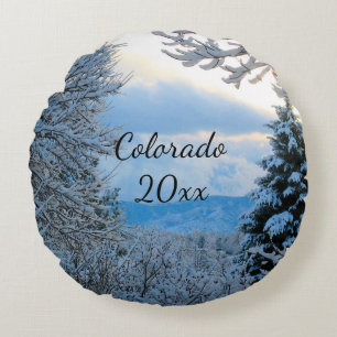 Colorado Snowy Mountains, omgeven door pijnbomen Rond Kussen