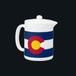 Colorado Staat Vlag Theepot<br><div class="desc">Verhoog je theetijd met een vleugje trots van de staat met behulp van onze theepot met de vlag van Colorado! Deze charmante theepot combineert een elegant ontwerp met de iconische elementen van de vlag van Colorado, met zijn levendige kleuren en onderscheidende patronen. De vlag voegt een unieke en stijlvolle touch...</div>