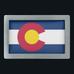 COLORADO STATE FLAG GESP<br><div class="desc">De vlag van de staat Colorado. Het blauw is bedoeld om de hemel te vertegenwoordigen,  de gouden standaard voor de overvloedige zonneschijn die de staat geniet,  het wit staat voor de bergen met sneeuwblazen en het rood staat voor de roerige aarde</div>