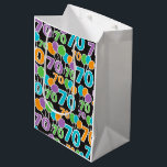 Colorful 70th Birthday Gift Bag Medium Cadeauzakje<br><div class="desc">70th Birthday Colorful Balloons en Typografie en deze Gift Wrap Bag.</div>