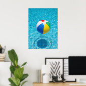 Colorful Beach Ball in Crystal Pool – Summer Vibes Poster (Thuiskantoor)