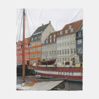 COLORFUL BUILDINGS BESIDE THE RIVER FLEECE DEKEN