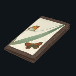 Colorful Butterflies die rond een leder stroomt Drievoud Portemonnee<br><div class="desc">Een ongecontroleerde afdruk van twee kleurrijke vlinders die rond een blad fladderen. Hoewel het stuk eenvoudig is,  is het verbijsterend in zijn schoonheid. Geef dit als cadeau aan een geliefde,  of bederf jezelf!</div>