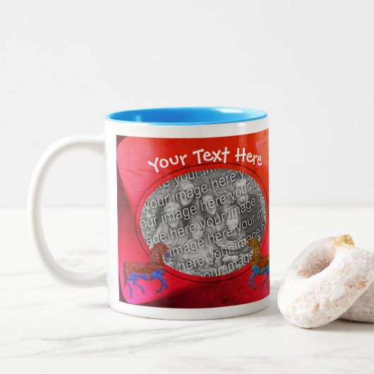 Colorful Carousel Horses Persoonlijke foto Tweekleurige Koffiemok (Met donut)