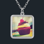 Colorful Cupcake met Cherry op top Zilver Vergulden Ketting<br><div class="desc">Een heldere summiere foto van een heerlijke cupcake. Dit afbeelding heeft witte, vloeiende wolken uit bergen op de achtergrond. De jummy cupcake zit in een helder roze en paars rood omhulsel. De cupcake zelf is een combinatie van vanilletaart en chocolade-ijs met een juikkertje bovenaan met een lange rode stengel. De...</div>