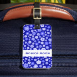 Colorful Daisies Pattern Cute Bold Blue CUSTOM Bagagelabel<br><div class="desc">Verander de tekst,  de doopvont,  en de kleuren om het uw te maken. Hand getekend door mij voor jou. Bekijk mijn winkel voor meer bagagelabels of laat me weten of je iets op maat wilt!</div>