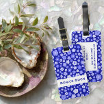 Colorful Daisies Pattern Cute Bold Blue CUSTOM Bagagelabel<br><div class="desc">Verander de tekst,  de doopvont,  en de kleuren om het uw te maken. Hand getekend door mij voor jou. Bekijk mijn winkel voor meer bagagelabels of laat me weten of je iets op maat wilt!</div>
