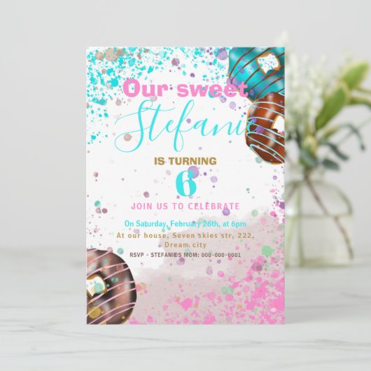 Colorful donut baby party-uitnodiging aankondiging (Staand voorkant)