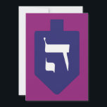 Colorful Dreidel w. Hebreeuws Letter Hey Hanukkah<br><div class="desc">Indigo-blauw droombeeld op levendige, donkere magenta achtergrond met de Hebreeuwse brief voor de viering van de joodse vakantie van de Hanukkah. Traditioneel spelen kinderen (en vaak volwassenen) tijdens de vakantie van Chanoekah een veilig spel met een droidel (of sevion in het moderne Hebreeuws). Op de vier muren staan de Hebreeuwse...</div>