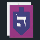 Colorful Dreidel w. Hebreeuws Letter Hey Hanukkah<br><div class="desc">Indigo-blauw droombeeld op levendige, donkere magenta achtergrond met de Hebreeuwse brief voor de viering van de joodse vakantie van de Hanukkah. Traditioneel spelen kinderen (en vaak volwassenen) tijdens de vakantie van Chanoekah een veilig spel met een droidel (of sevion in het moderne Hebreeuws). Op de vier muren staan de Hebreeuwse...</div>